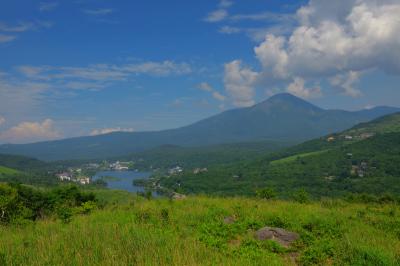 ビーナスライン北山展望所からの眺望。蓼科山の上に入道雲が湧き上がり、夏の高原風景が広がっていました。