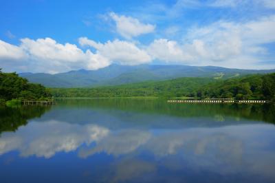 空と雲のシンメトリー| 四阿山・青空・雲が鏡のような湖面に映り込んでいました。