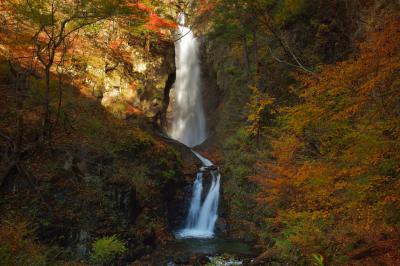 三段の美しい滝。斜光が入り、中段の滝が輝いていました。