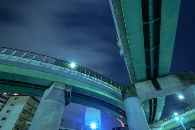 濃紺の空とジャンクション| ライトの光と流れる雲が印象的でした。