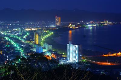 展望台から北側には鴨川の夜景と海が広がっています。