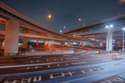 車の光跡を流した写真を撮ることができます。