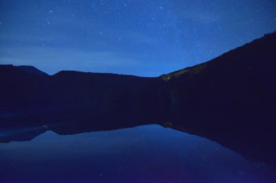 秋夜の蔦沼星景。真夜中の蔦沼の水面は静かで、満天の星が水面に映り込んでいました。