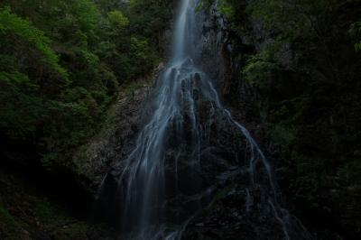 岩の上から水が流れ落ち、途中で岩に上がり末広がりになっています。フォルムの美しい滝でした。