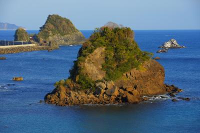 青い海に浮かぶ島々| 海岸沿いを走っていると大きな島々が目に飛び込んできました。ここはサンライズスポットとして知られています。