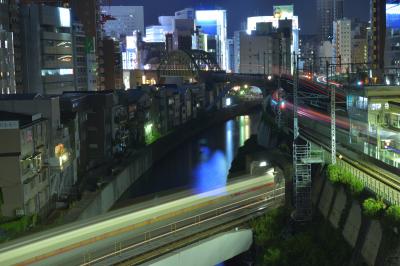 光跡| 地下鉄、JRの電車の光跡を楽しむことができます。奥には秋葉原の街並みが見えます。