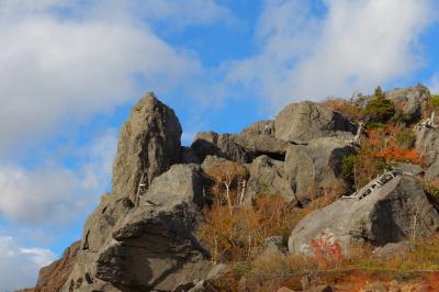 青空に映える源太岩| アスピーテライン沿いにある巨大な岩です。