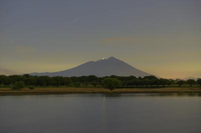 月光に照らされた筑波山| ダイヤモンド筑波で知られる母子島遊水地。朝焼けや月明かりの撮影スポットとしても良い場所です。