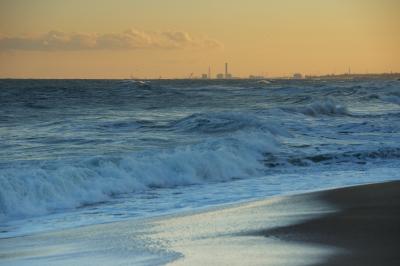 海と工場風景