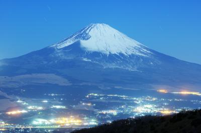 月明かりにて撮影。雪化粧した雄大な富士山。宝永火口が良く見えました。