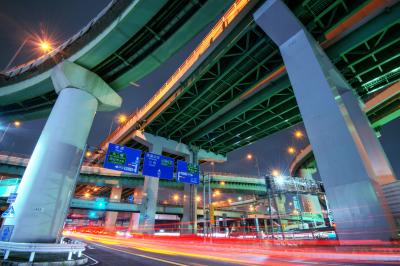 楠ジャンクション交差点| 交差点の下から高速道路を見上げるようにして撮影しました。下の道路を走る車の光跡が綺麗に入ります。