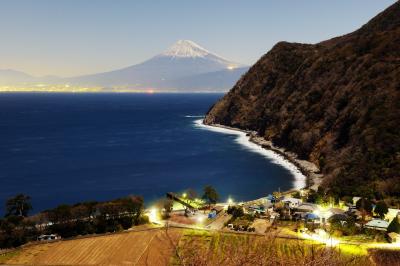 展望台から井田港と富士山が一望できます。海岸線のアーチと白波が美しい夜でした。