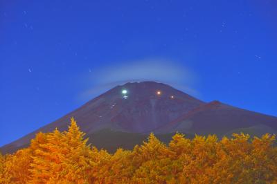 富士山の上には笠雲が出現。山小屋のライトが目のように見え、モンスターのような富士山。