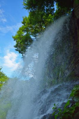 青空をバックに岩盤から飛び出す水しぶき。乙女滝の名のイメージと違い、豪快です。