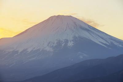 夕焼けが終わりかけると、冠雪した富士山が美しい姿を現しました。