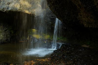 遊歩道奥のスペースから、すぐに滝の裏に行くことができます。簾のように落ちる水が美しい。