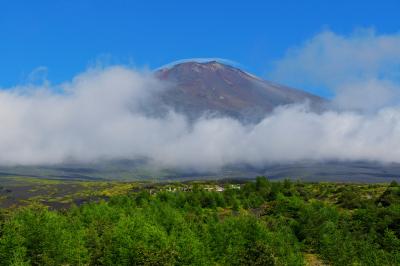 富士山を横切る雲の切れ間から、迫力ある山体が見えてきました。