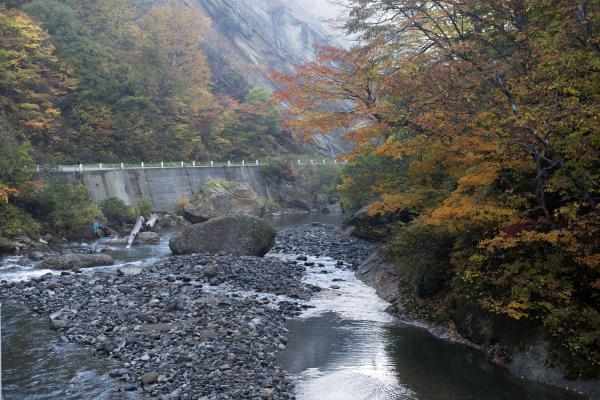 [ 川の中に巨大な岩がゴロゴロ ]  巨大な岩を見ているのが楽しいです