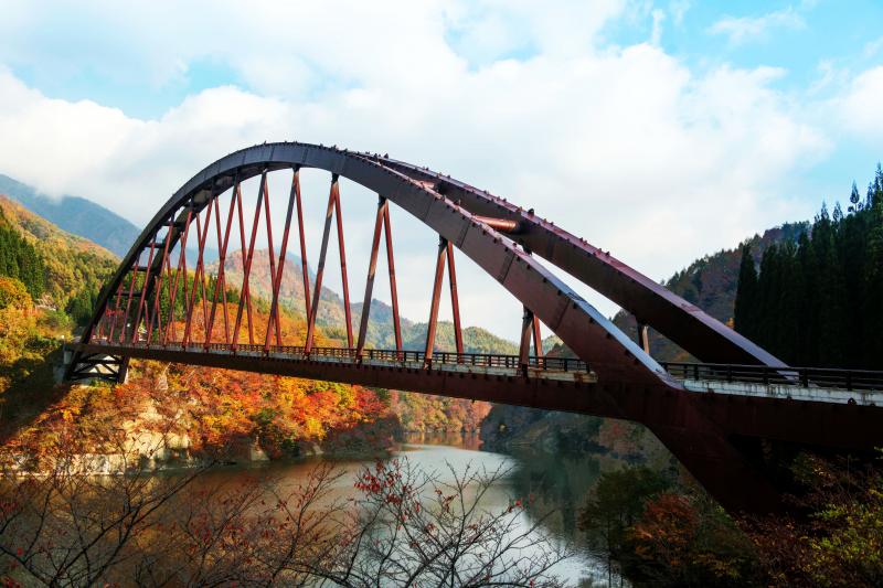 [ 紅葉のアーチ橋 ]  ダムを渡るアーチ型の橋が特徴的です