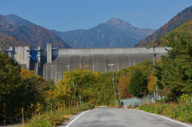 [ 大町ダムの下から ]  ダムと北葛岳が見えてきました