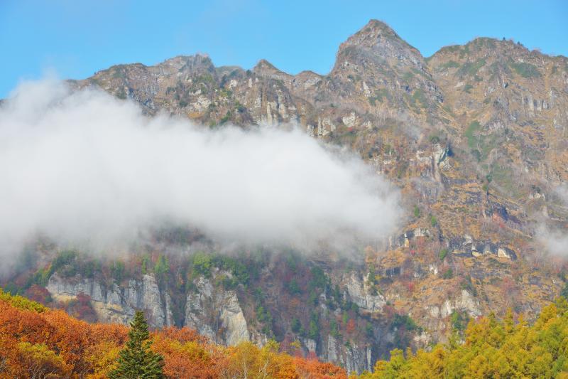 [ 戸隠連峰（西岳） ]  一番高く見えるピークが本院岳、その左側が西岳になります。