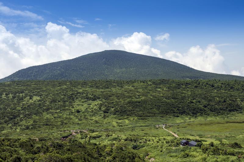 [ 東吾妻山 ]  振り返ると目の前に大きな山が