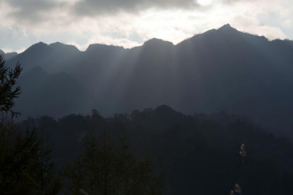 [ 奥裾花の光芒 ]  幻想的な風景です