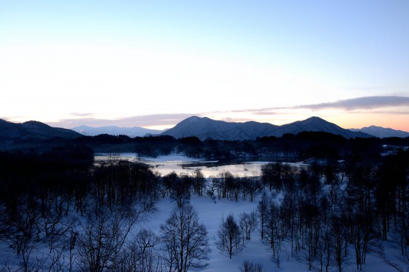 お立ち台からの小野川湖全景| 朝焼けに光る湖面が美しい