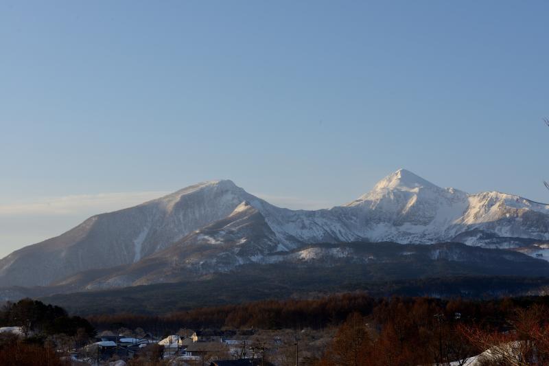 [ 名峰「磐梯山」 ]  雪景色の雄大な姿が見えます。