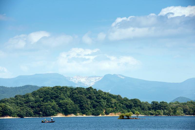 [ 桧原湖と沼ノ平 ]  安達太良山の沼ノ平が見えます。