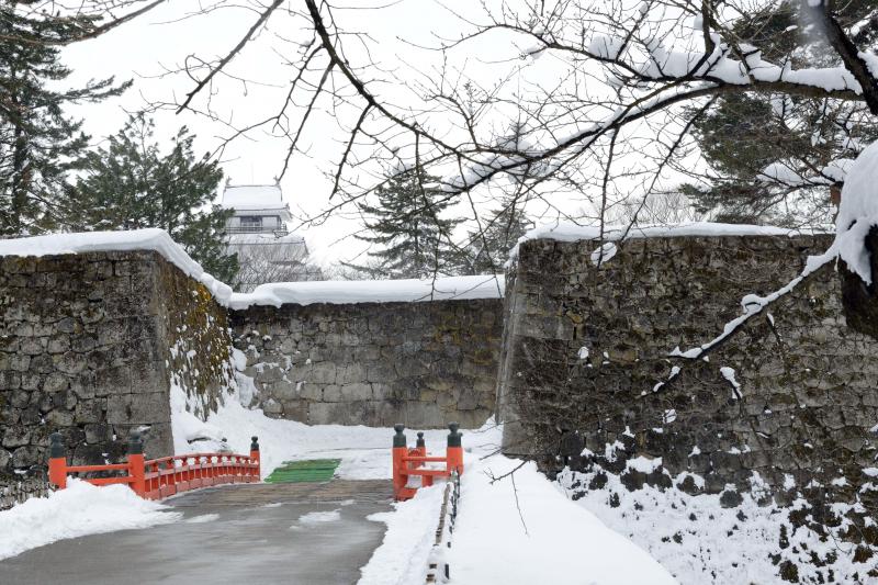 [ 雪の廊下橋 ]  雪の中に朱色が目立ちます。