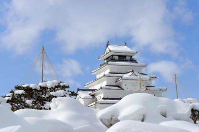 雪景色と青空のコントラストが美しい。八重の桜の舞台となった名城。
