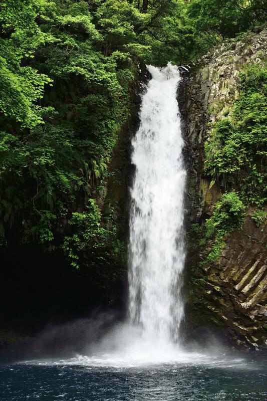 [ 水煙を上げる浄蓮の滝 ]  水量豊富な滝です。