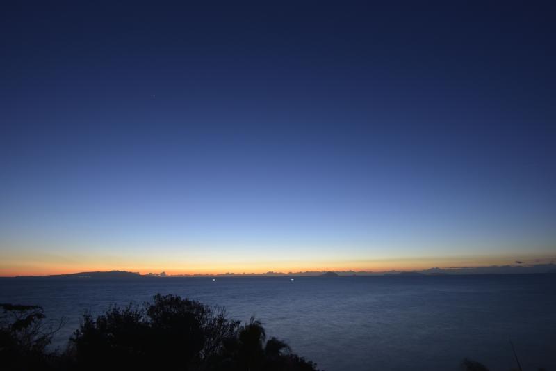 [ 尾ヶ崎ウイングからの夜明け ]  海の向こうがオレンジに染まってきました。