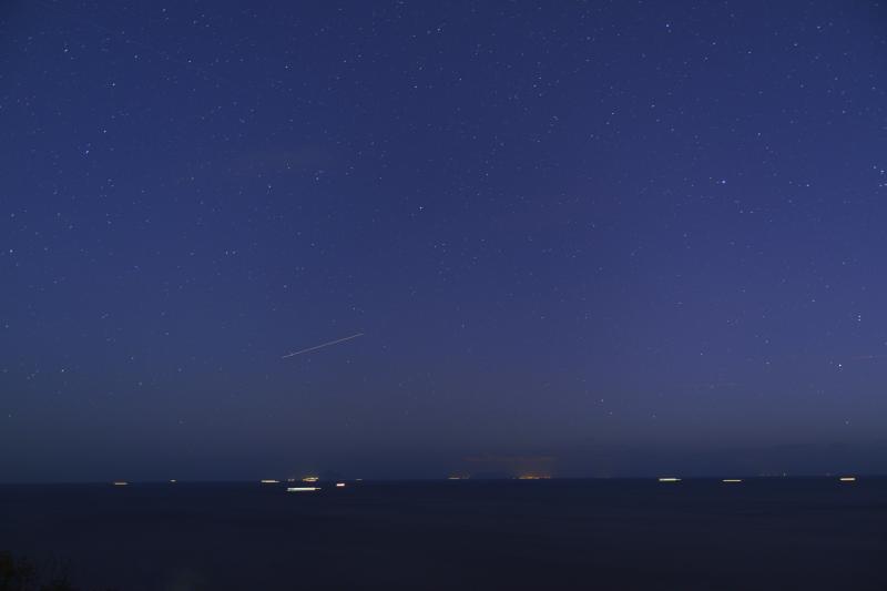 [ 尾ヶ崎ウイングの星空 ]  海と星空