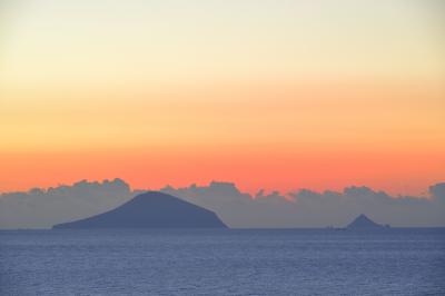 朝焼けに浮かぶ伊豆七島| 利島と鵜渡根が見えます。