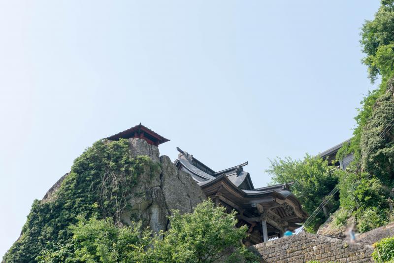 [ 山寺らしさ ]  岩の上に建物が見えます。