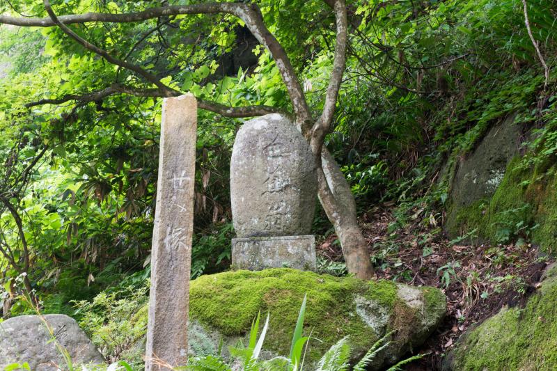 [ 山寺のせみ塚 ]  この周辺はせみの鳴き声が響きます。