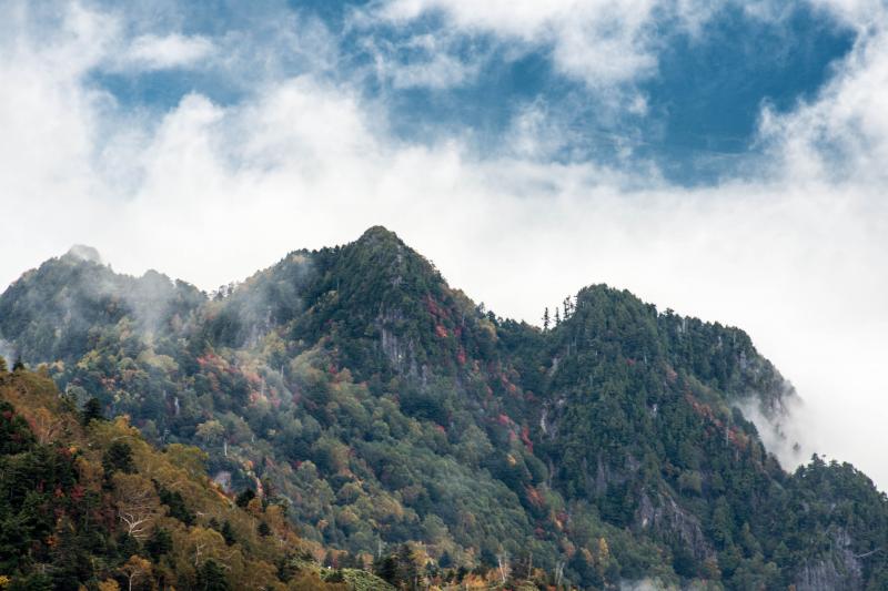 [ 青空を埋め行く雲 ]  山の後ろから雲が登ってきて、水墨画の世界みたいになってきました。