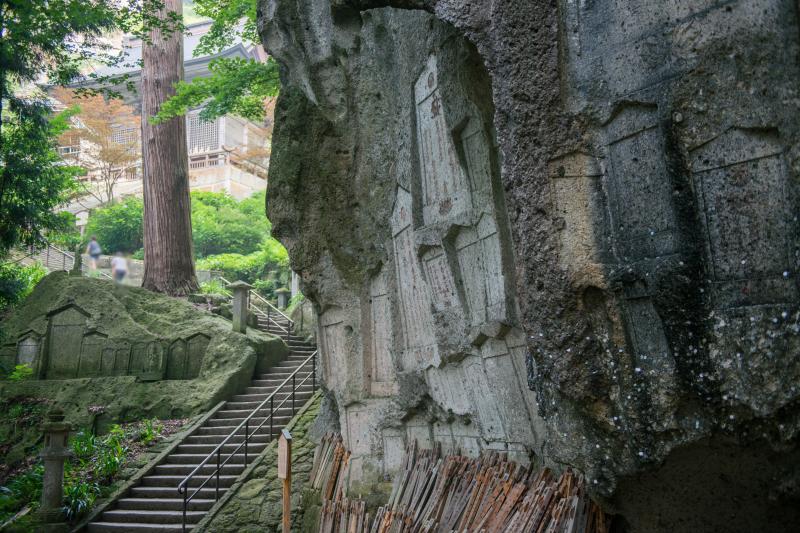 [ 山寺の弥陀洞と仁王門 ]  弥陀洞前から上を見上げています。