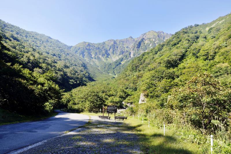 [ マチガ沢から望む谷川岳 ]  正面に谷川岳が見えてきます。