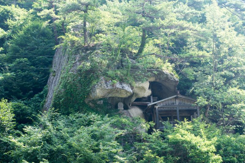 [ 修行僧の道 ]  対面にも建物が見えます。