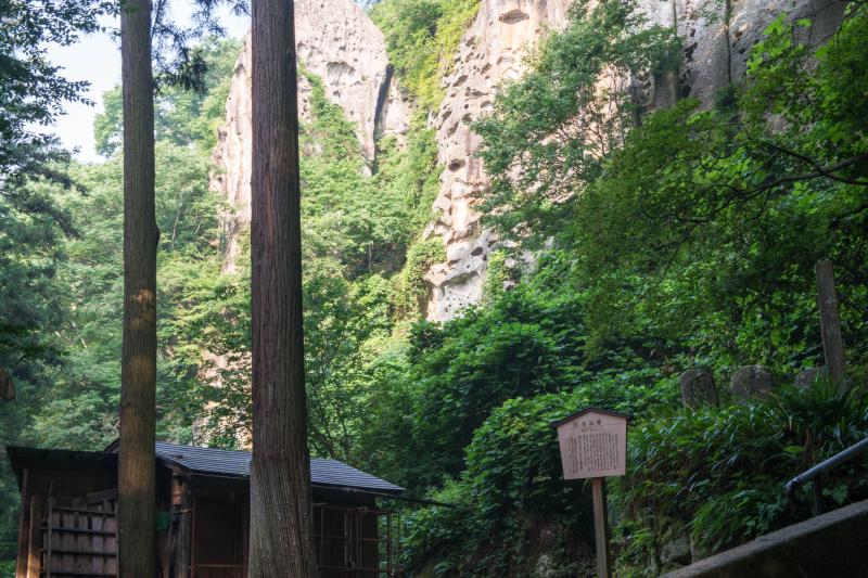 [ 山寺のせみ塚の岩 ]  背後には大きな岩壁が見えます。