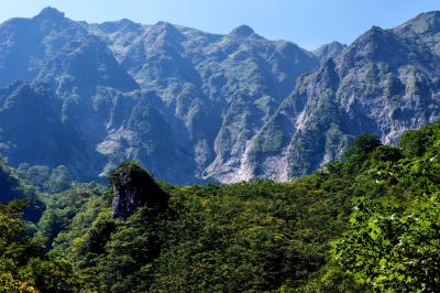 幽ノ沢からの谷川岳眺望| 開放的でワイドに谷川岳を望むことができる場所です。