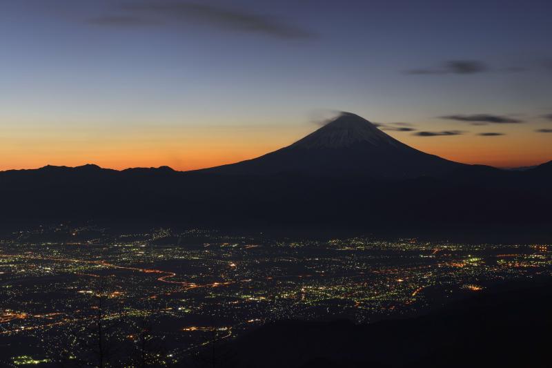 [ 甲府盆地の夜景と富士のシルエット ]  焼けた空と迫力の富士山