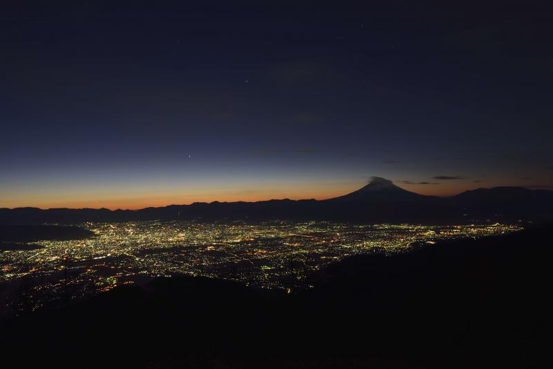 [ 光輝く甲府盆地 ]  