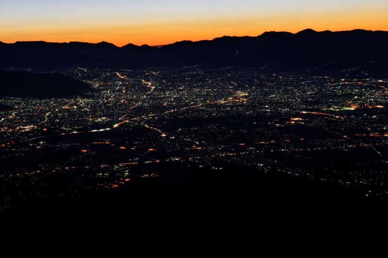 [ 圧倒的な夜景 ]  甲府盆地全体を見下ろすことができます。