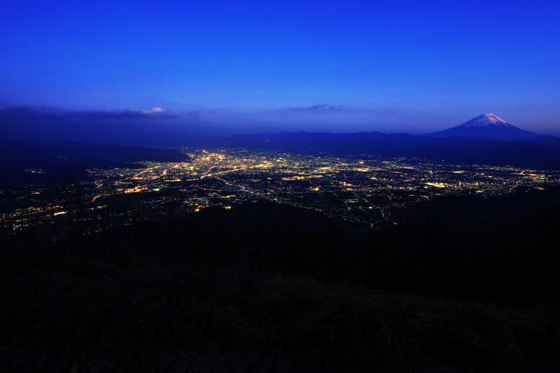 [ 甲府盆地と富士山 ]  