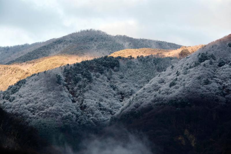 [ 雪景色の山とモルゲンロート ]  夜中に雪が積もっていました。