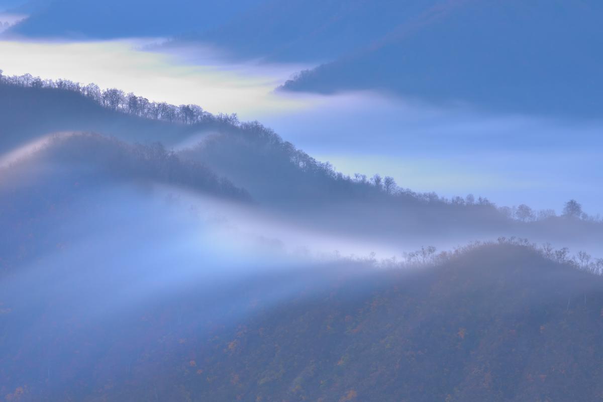 枝折峠 奥只見湖の雲海が稜線から流れ落ちる滝雲絶景 ピクスポット 絶景 風景写真 撮影スポット 撮影ガイド カメラの使い方